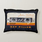 レトロAudiotape 50th birthdayアカパーソナライズされたント アクセントクッション (裏面)