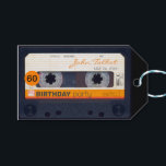 レトロAudiotape 60th birthday Thank You Giftラベル ギフトタグ<br><div class="desc">古いオーディオカセットあなたの名前と日付と他でパーソナライズ…デザインプレゼントラベル文字60th誕生日パーティーありがとう。のボタンで文字(フォント、色、サイズ、位置)をクリック簡単に変えカスタマイズる。日付はがきとマグネット、誕生日の招待状、誕生日紙のナプキン、誕生日のゲストブック(懸命カバーとスパイラルノート)などを保存する。レトロ忘れなオーディオタップ(透明、緑の色、デカールなど)のコレクション全体を行わない。</div>