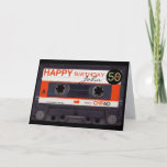 レトロAudiotape S 50th birthday recto-verso名前C カード<br><div class="desc">古いオーディオカセット（白と赤のオレンジ色のラベル）あなたの名前と日付でパーソナライズする。50は小さな黒いラベルでカスタマイズ可能。デザインのrecto verso誕生日のグリーティングカード。のボタンで文字(フォント、色、サイズ、位置)をクリック簡単に変えカスタマイズる。50歳の誕生日の招待状と一致する…レトロ忘れなオーディオタップ(透明、緑の色、デカールなど)のコレクション全体を行わない。</div>