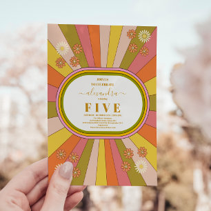 レトロGroovy 70をテーマにしたミュートされたトーン子供の誕生日 招待状