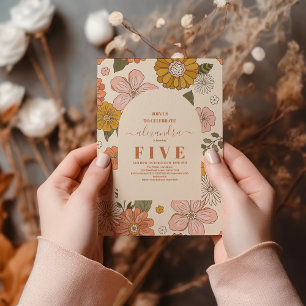 レトロGroovy 70をテーマにしたミュートされたトーン子供の誕生日 招待状