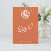 レトロGroovy 70sかわいいアイボリーオレンジディスコ結婚ズ 出欠カード (スタンド正面)