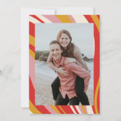 レトロGroovy 70sかわいいアイボリーレッドフォト結婚ズ セーブザデート (裏面)