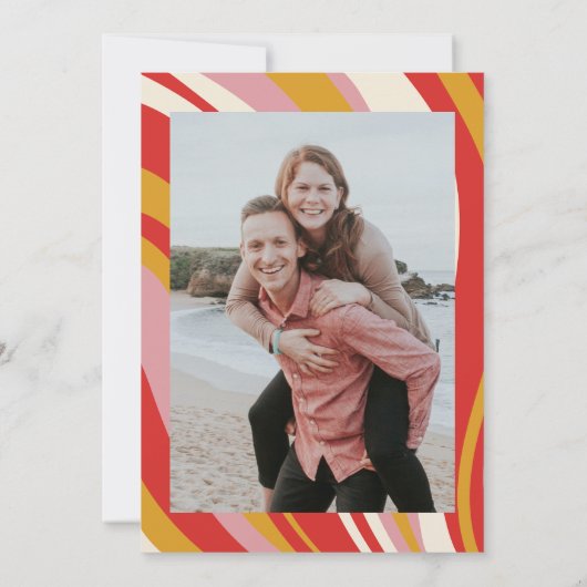 レトロGroovy 70sかわいいアイボリーレッドフォト結婚ズ セーブザデート (裏面)