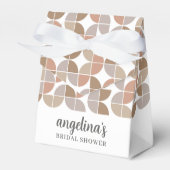 レトロMCMパターン – ニュートラルカラー – ブライダルシャワー フェイバーボックス (正面サイド)