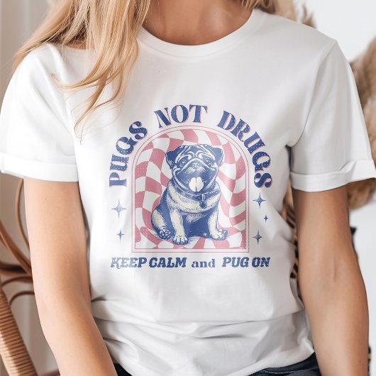 レトロ'Pugs Not Drugs' Bubblegumピンクとブルーのおもしろい Tシャツ