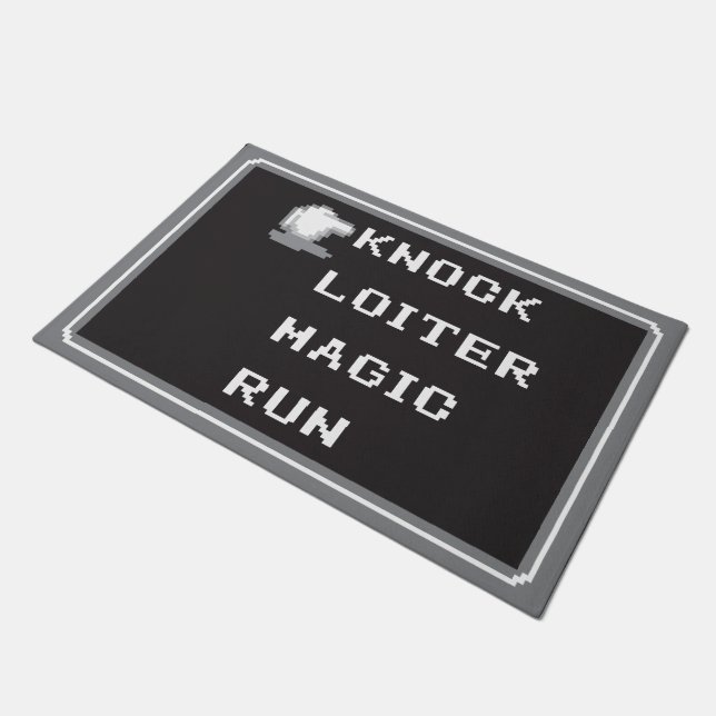 レトロRPGメニュードア・マット24" x 36" (8ビット) ドアマット (アングル)