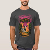 レトロUFO牛エイリアン森シーン面白いSF Tシャツ (正面)