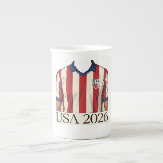 レトロUSAサッカージャージスタイル愛国赤白 ボーンチャイナマグカップ (正面)