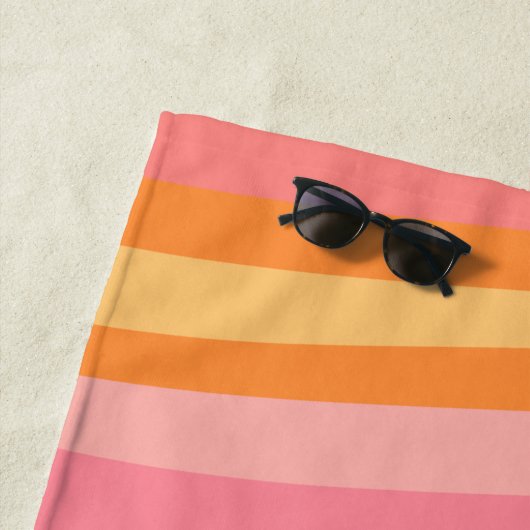 レトロVibe抽象芸術スワール60s 70sピンクとオレンジ ビーチタオル (インサイチュ)