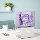 レネによるスノーフクロウの女神アート シール (デスク上のノートパソコン)