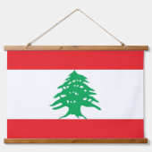 レバノン国旗を掲げたウォールタペストリー 吊り下げ型タペストリー (正面)