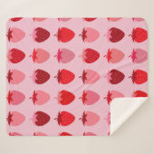 レフライズ01ピンクと赤の名門私立校風のイチゴ シェルパブランケット (正面(横))