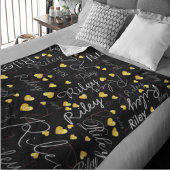 レプリケートされた名前のイニシャルと金ゴールドハートの黒 フリースブランケット