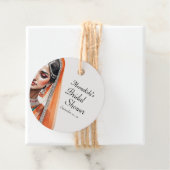 レヘンガチョリの民族衣装を着た美しい花嫁　インドの伝統的な結婚前パーティー フェイバータグ (インサイチュ)