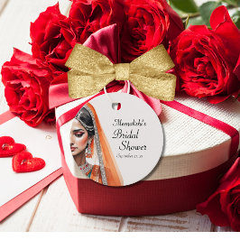 レヘンガチョリの民族衣装を着た花嫁　インドの伝統的な結婚前パーティー フェイバータグ