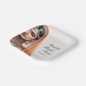 レヘンガチョリの民族衣装を着た花嫁　インドの伝統的な結婚前パーティー ペーパープレート (傾斜あり)