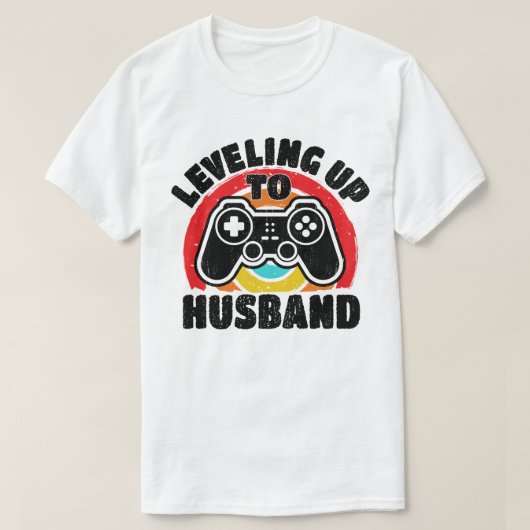 レベルアップして夫に！ 結婚するゲーマー向けの面白い婚約発表デザイン Tシャツ (デザイン正面)