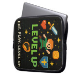 レベルアップゲーマーエレクトロニクスバッグ – ピクセルレトロスタイル ラップトップスリーブ (正面左)