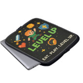 レベルアップゲーマーエレクトロニクスバッグ – ピクセルレトロスタイル ラップトップスリーブ (正面下部)