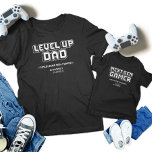 レベルアップゲーマーパパ子Next Genプレーヤーマッチング ベビーTシャツ<br><div class="desc">T祝シャツにマッチした「ゲーマーパパ&次世代プレイヤー」との究極のゲームの絆！レトロなデザイン「レベルアップパパ」と「ネクスト・ゲン・ゲーマー」を搭載し、父の日、誕生日、ゲームイベントに最適。ピクセル化されたグラフィックはっきりしたで共有の情熱を表示する。ゲーマーのパパとその子供に理想的な、これらのティーはおもしろいと声明をスタイリッシュ作る。この完璧なペアリングであなたの家族のゲームをレベルアップ！</div>