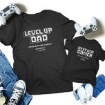レベルアップゲーマーパパ子Next Genプレーヤーマッチング Tシャツ<br><div class="desc">T祝シャツにマッチした「ゲーマーパパ&次世代プレイヤー」との究極のゲームの絆！レトロなデザイン「レベルアップパパ」と「ネクスト・ゲン・ゲーマー」を搭載し、父の日、誕生日、ゲームイベントに最適。ピクセル化されたグラフィックはっきりしたで共有の情熱を表示する。ゲーマーのパパとその子供に理想的な、これらのティーはおもしろいと声明をスタイリッシュ作る。この完璧なペアリングであなたの家族のゲームをレベルアップ！</div>