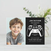レベルアップゲーマーボーイズ黒い誕生日パーティーフォト 招待状 (スタンド正面)