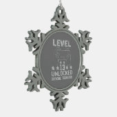 レベル13のロック解除された公式10代の若者13歳の誕生日 スノーフレークピューターオーナメント (左)