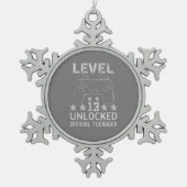 レベル13のロック解除された公式10代の若者13歳の誕生日 スノーフレークピューターオーナメント (正面)