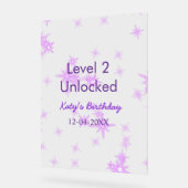 レベル2のロック解除された追加の誕生日の名前の日付パープルスパ アクリルサイン (傾斜)