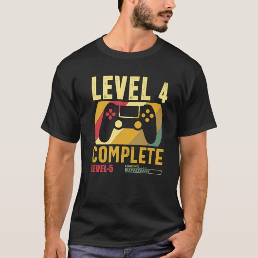 レベル4完了レベル5の4番目の誕生日ビデオの読み込み Tシャツ (正面)