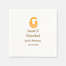 レベル5のロック解除されたオレンジ色の茶色のハッピーバースデー