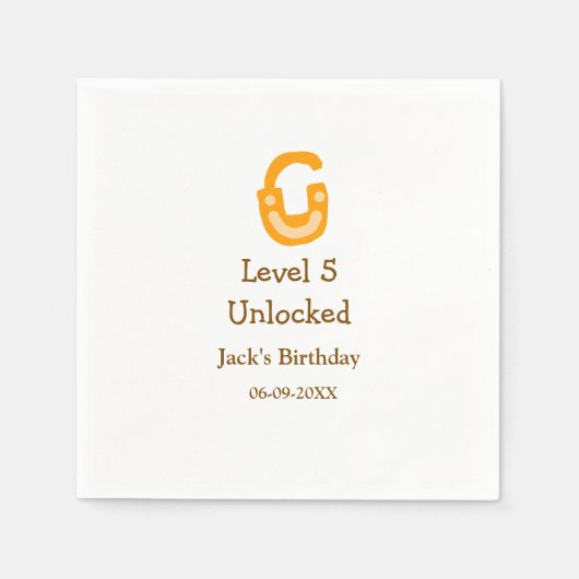レベル5のロック解除されたオレンジ色の茶色のハッピーバースデー スタンダードカクテルナプキン (正面)