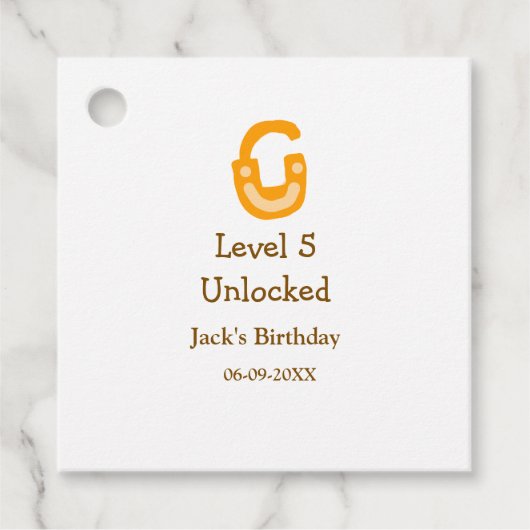 レベル5のロック解除されたオレンジ色の茶色のハッピーバースデー フェイバータグ (正面)