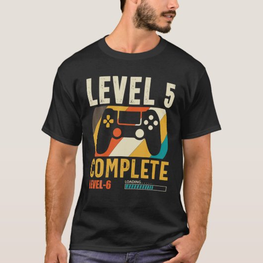 レベル5完了レベル6読み込み5番目の誕生日ビデオ Tシャツ (正面)