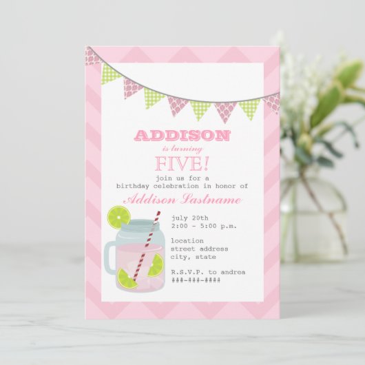 レモネード及びライムのシェブロンのピンクの誕生日 招待状 (スタンド正面)