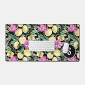 レモンとチューリップの花の模様 | シトラスモノグラム デスクマット (キーボード&マウス)