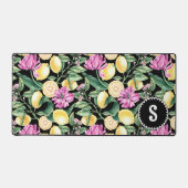 レモンとチューリップの花の模様 | シトラスモノグラム デスクマット (正面)