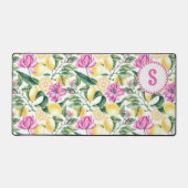 レモンとチューリップの花の模様 | シトラスモノグラム デスクマット (正面)