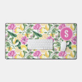 レモンとチューリップの花の模様 | シトラスモノグラム デスクマット (キーボード&マウス)