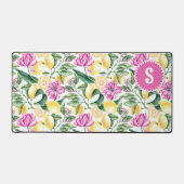 レモンとチューリップの花の模様 | シトラスモノグラム デスクマット (正面)