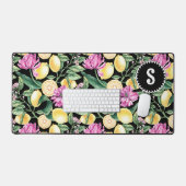 レモンとチューリップの花の模様 | シトラスモノグラム デスクマット (キーボード&マウス)