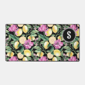 レモンとチューリップの花の模様 | シトラスモノグラム デスクマット (正面)