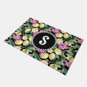 レモンとチューリップの花の模様 | シトラスモノグラム ドアマット (アングル)