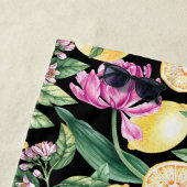 レモンとチューリップ花柄シトラスモノグラム ビーチタオル (インサイチュ)