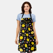 レモンと花、パーソナライズされた名前 エプロン (着用した状態)