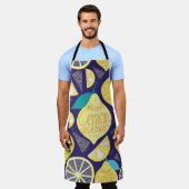 レモンのクローブ：ダークブルー明るいパターン エプロン (着用した状態)