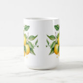 レモンの枝の上のリアルな黄色のレモン コーヒーマグカップ (中央)