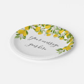 レモンの花のグリーン エレガントなスクリプトメッセージ ペーパープレート (アングル)