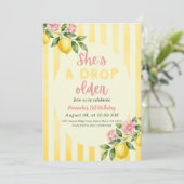 レモンイエローの21歳の誕生日おめでとう She's a Drop Older 招待状 (スタンド正面)